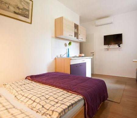 Centar 2 Private Room With Ensuite And Kitchenette Split Exterior photo