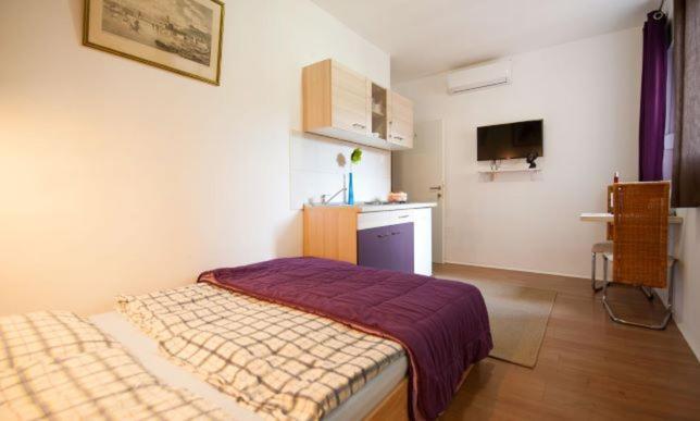 Centar 2 Private Room With Ensuite And Kitchenette Split Exterior photo